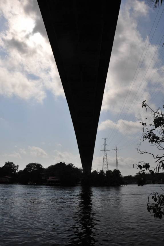A maior ponte da América Central, sobre o Rio Dulce, na Guatemala